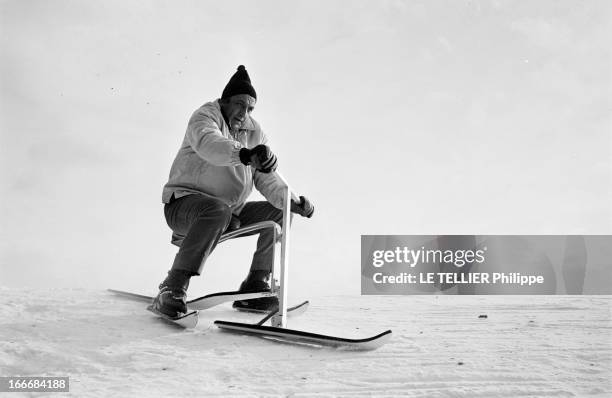 The Snow Bicycle. En Suisse, à Crans-Montana, 17 février 1967, sur une piste de ski, l'acteur Lino VENTURA conduit un ski-bob dans la montagne...