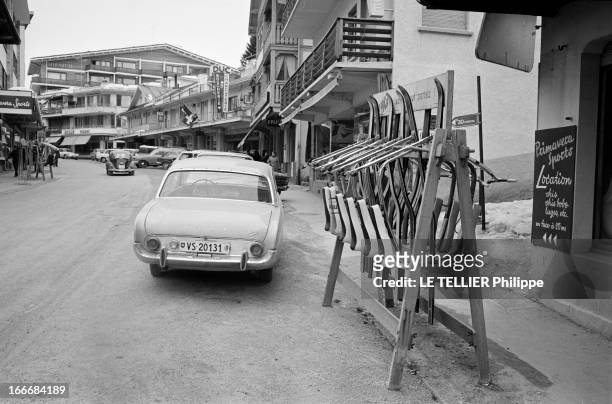 The Snow Bicycle. En Suisse, à Crans-Montana, 17 février 1967, dans une station de ski, un stand de location de ski-bob 'primavera sports', le...