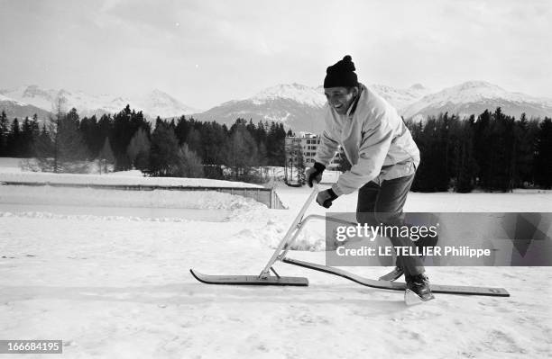 The Snow Bicycle. En Suisse, à Crans-Montana, 17 février 1967, sur une piste de ski, l'acteur Lino VENTURA riant sur un ski-bob, un genou posé sur un...