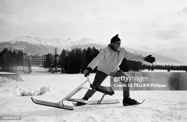 The Snow Bicycle. En Suisse, à Crans-Montana, 17 février 1967, sur une piste de ski, l'acteur Lino VENTURA saute fièrement de son ski-bob après une...