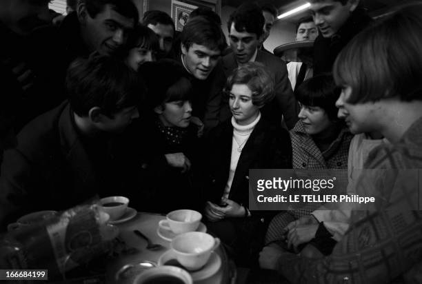 Mireille Mathieu At Her Parents In Avignon. France, Avignon, 4 janvier 1966, la chanteuse Mireille MATHIEU présente sa famille avignonnaise, son...