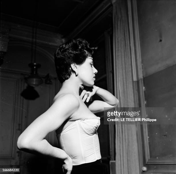 The Long-Line Bra. En 1956, une jeune femme brune, porte un sous vêtement bustier à balconnet, ou soutien gorge pigeonnant, mettant en valeur le...