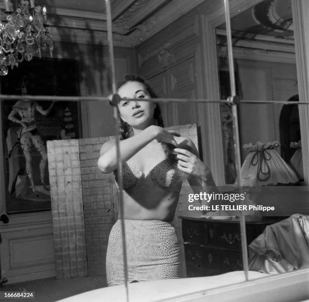 Lingerie In 1956. En 1956, une jeune femme coiffée de nattes, vue dans un miroir, porte un ensemble de sous vêtements avec une culotte haute, et un...