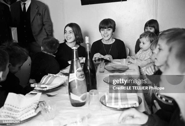 Mireille Mathieu At Her Parents In Avignon. France, Avignon, 4 janvier 1966, la chanteuse Mireille MATHIEU présente sa famille avignonnaise, son...