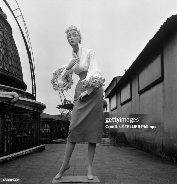 'Cinquante Ans D'Elegance Parisienne' Retrospective Of The Woman Outfit Since 1900 At The Top Floor Of Department Stores Le Printemps. Paris, France,...