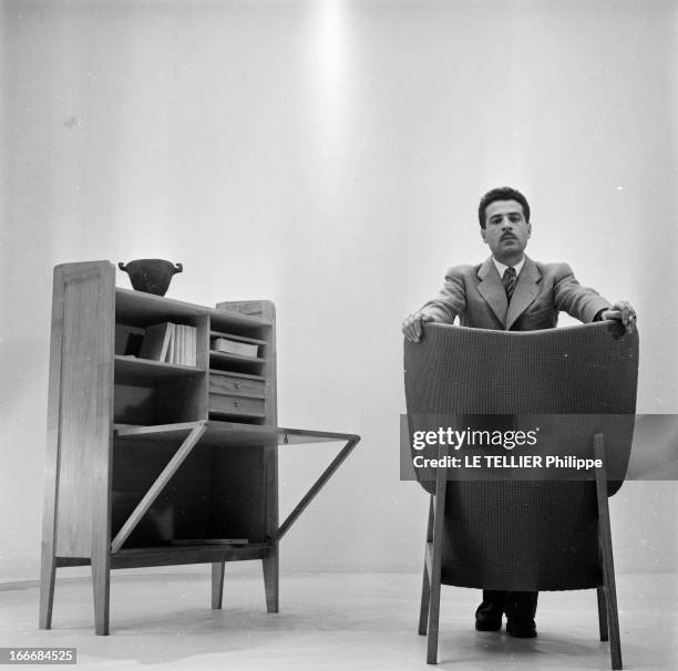 Ancient And Modern Furniture In The Fifties. En 1955, en studio sur fond neutre, un ensemble de mobilier pour la maison, un fauteuil et un...