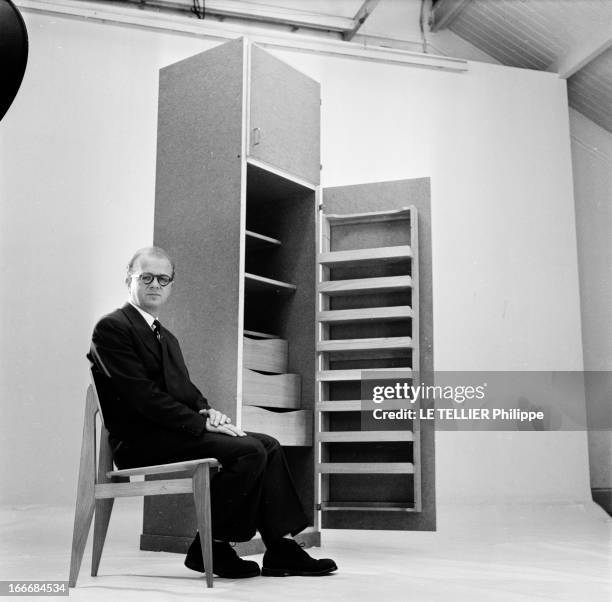 Ancient And Modern Furniture In The Fifties. En 1955, en studio sur fond neutre, un homme assis sur un chaise présente un élément de mobilier pour la...