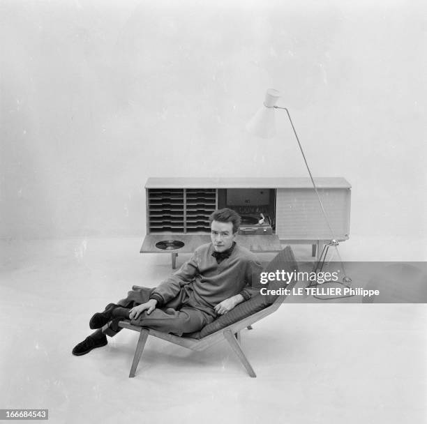 Ancient And Modern Furniture In The Fifties. En 1955, en studio sur fond neutre, un ensemble de mobilier pour la maison aux lignes épurées : un...