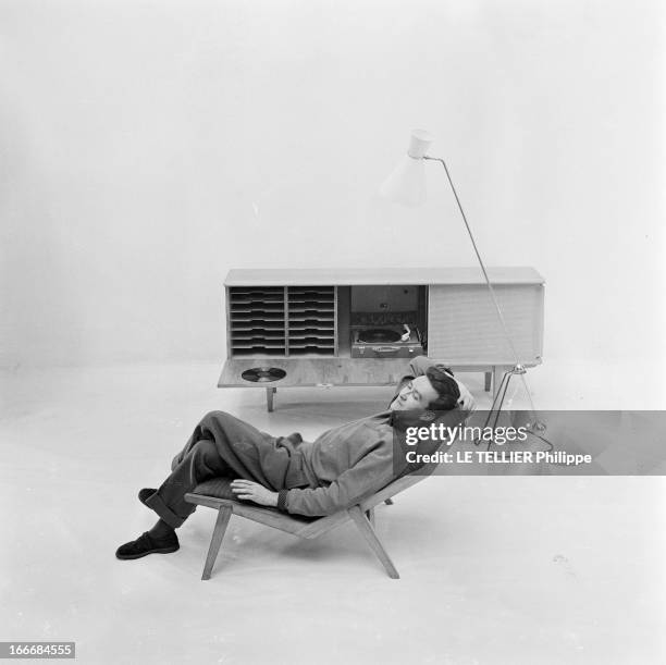 Ancient And Modern Furniture In The Fifties. En 1955, en studio sur fond neutre, un ensemble de mobilier pour la maison aux lignes épurées : un...