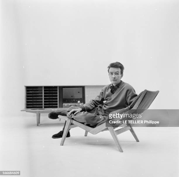 Ancient And Modern Furniture In The Fifties. En 1955, en studio sur fond neutre, un ensemble de mobilier pour la maison aux lignes épurées : un...