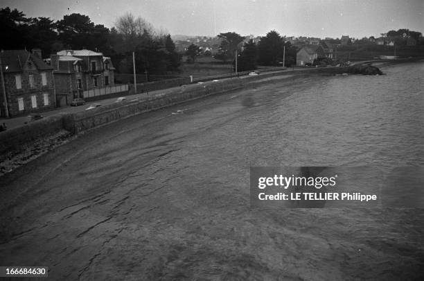 Sinking Of Oil Tanker Torrey Canyon, The Black Tide Reached Brittany. France, le 18 mars 1967, le pétrolier 'Torrey Canyon' fait naufrage entre les...