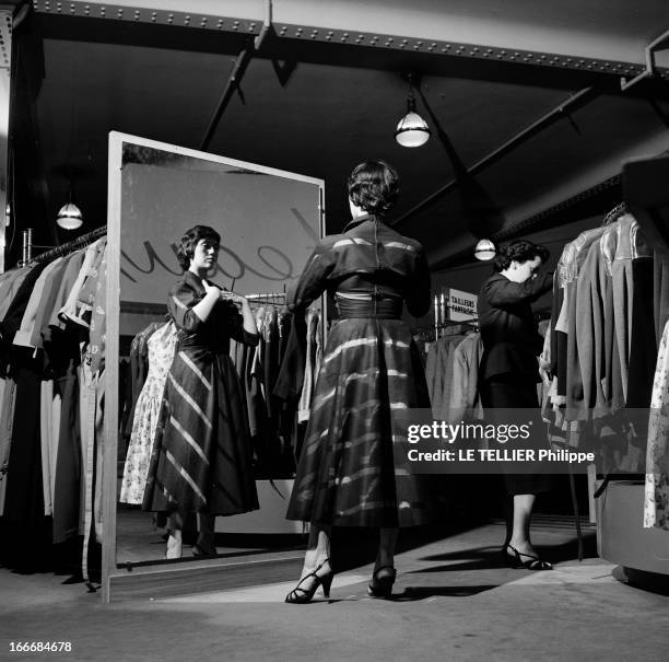 The Ball Of The Fiances. En juin 1955 en France, une jeune femme choisit une robe devant un miroir, dans un magasin, avant de se rendre à un bal...