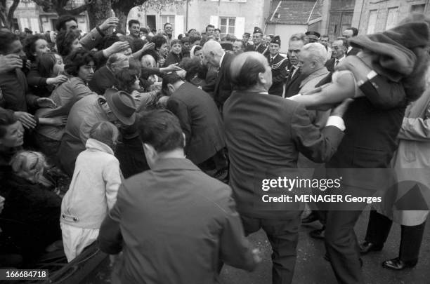 De Gaulle Travel In Eastern France, Central, And Champagne In 1963. France, 22-25 Avril 1963, le président de la république Charles DE GAULLE en...