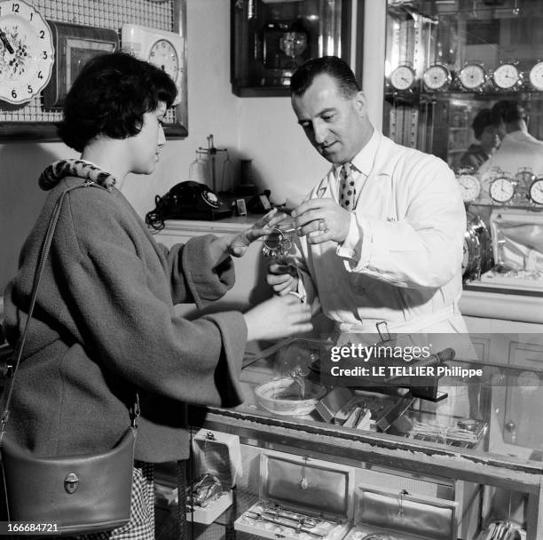 The Ball Of The Fiances. En juin 1955 en France, une jeune femme choisit une bague chez un bijoutier avant de se rendre à un bal populaire.
