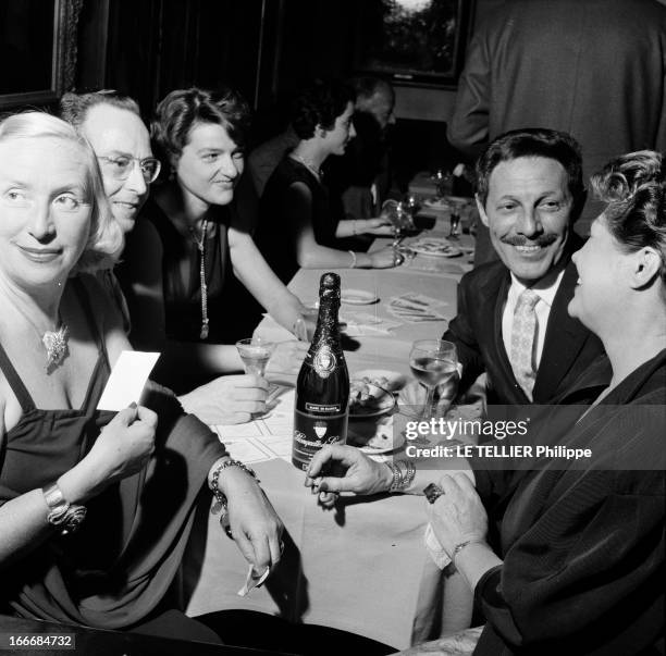 Cocktail With Jean Sablon. France, le chanteur français Jean SABLON passe une soirée entre amis dans un restaurant chic. Il discute avec une invitée,...