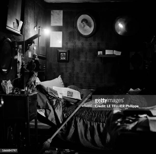 The Witch Of Fayel. Le 12 mars 1955, la chambre à coucher de Simone Poinsot, pratiquant les sciences occultes, assassinée par Henri Fraines, suite à...