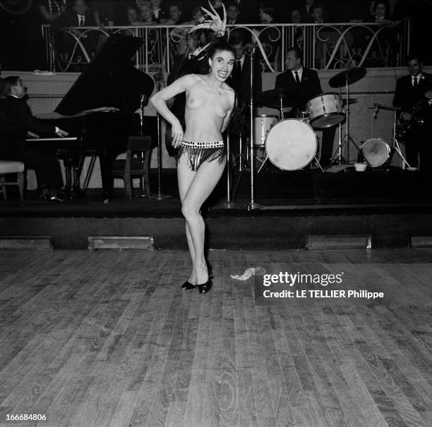 Striptease In A Cabaret In Paris. France, Paris, dans les années 50-60, dans un cabaret parisien, une jeune danseuse fait un numéro de strip-tease,...