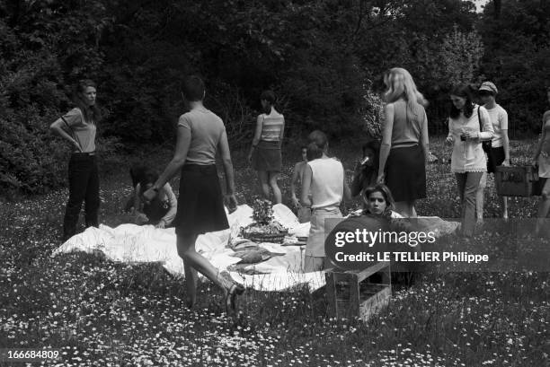 Fashion On Bicycle For The Models Of Catherine Harle'S Modelling Agency. En mai 1967, les mannequins de l'agence de CATHERINE HARLE, autours d'une...