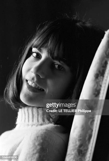 Shooting Of The Film 'Masculin Feminin' By Jean-Luc Godard. Le 23 novembre 1965, portrait souriant, de l'actrice Chantal GOYA, en col roulé, pendant...