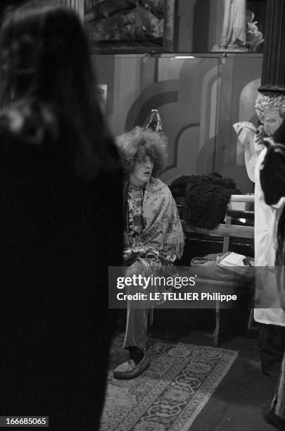 Jane Birkin And John Crittle In London. Angleterre, Londres, 28 septembre 1967, dans un lieu public, un mannequin habillé à la mode hippie, à la...