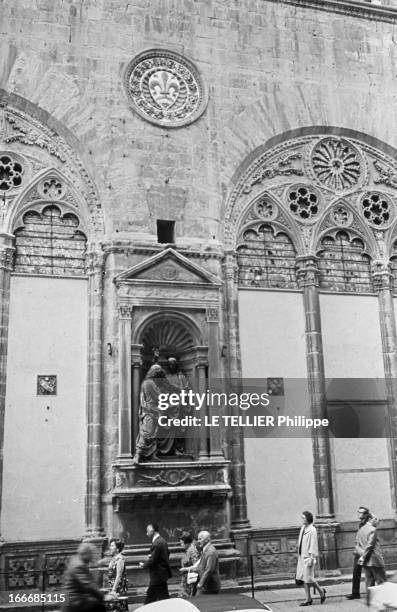 The City Of Florence, Italy. Italie, Florence, juin 1967 : un parcours culturel dans la ville et des scènes de la vie quotidienne. Ici l'église...