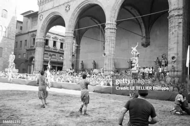 The City Of Florence, Italy. Italie, Florence, juin 1967 : un parcours culturel dans la ville et des scènes de la vie quotidienne. Ici un élément du...