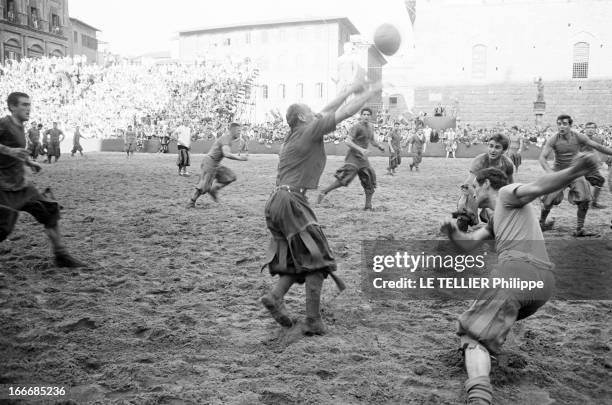 The City Of Florence, Italy. Italie, Florence, juin 1967 : un parcours culturel dans la ville et des scènes de la vie quotidienne. Ici un élément du...