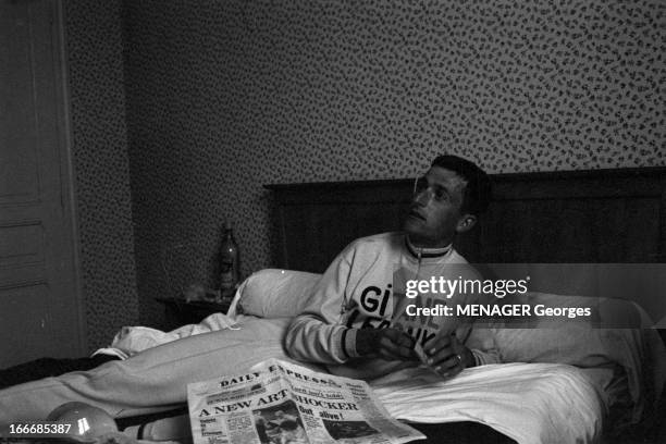 49Th Tour De France 1962. Le 49ème Tour de France 1962 . Le coureur cycliste anglais Tom SIMPSON dans sa chambre d'hôtel..