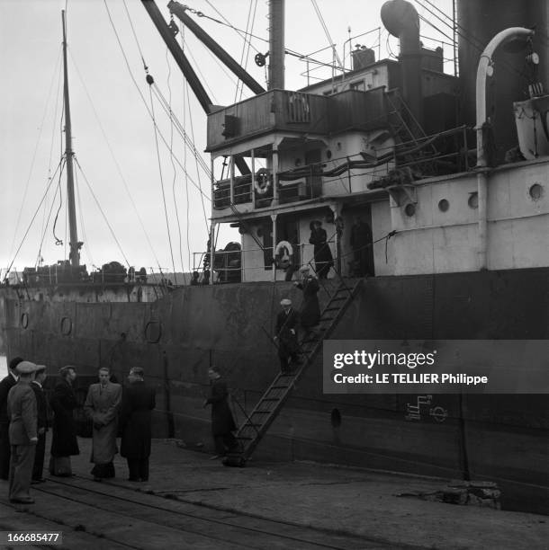 Soviet Sailors Being Tourists In Paris. Rouen, France, 5 avril 1953 --- Le dimanche de Pâques, dix-huit hommes d'équipage russes du charbonnier...