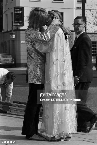 Jane Birkin And John Crittle In London. Angleterre, Londres, 28 septembre 1967, un couple de mannequins habillés à la mode hippie s'embrasse dans la...
