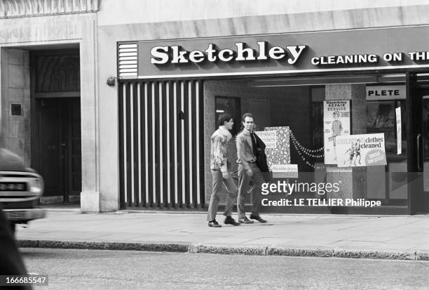 Jane Birkin And John Crittle In London. Angleterre, Londres, 28 septembre 1967, deux mannequins masculins habillés à la mode hippie marchent sur le...