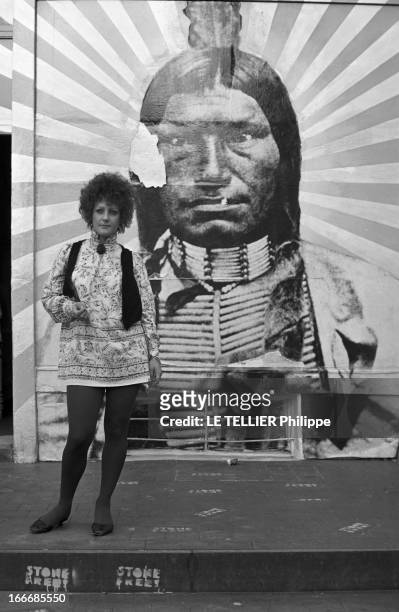 Jane Birkin And John Crittle In London. Angleterre, Londres, 28 septembre 1967, un mannequin habillé à la mode hippie pose les mains dans les poches...