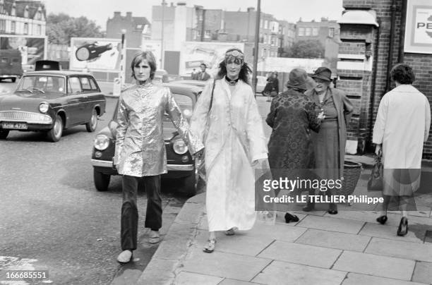 Jane Birkin And John Crittle In London. Angleterre, Londres, 28 septembre 1967, un couple de mannequins habillés à la mode hippie marche dans la rue,...