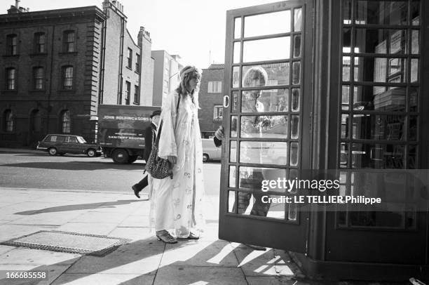 Jane Birkin And John Crittle In London. Angleterre, Londres, 28 septembre 1967, un couple de mannequins habillés à la mode hippie marchant dans la...