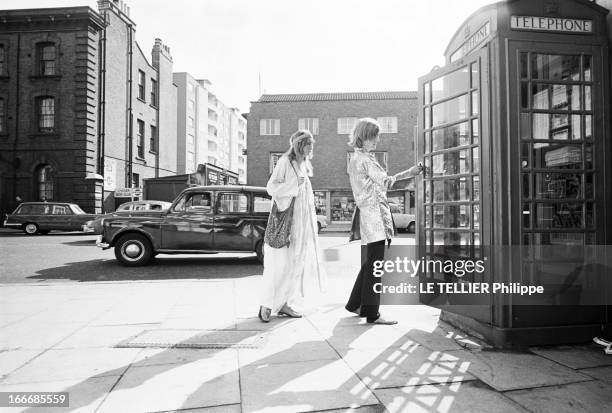 Jane Birkin And John Crittle In London. Angleterre, Londres, 28 septembre 1967, un couple de mannequins habillés à la mode hippie marchant dans la...