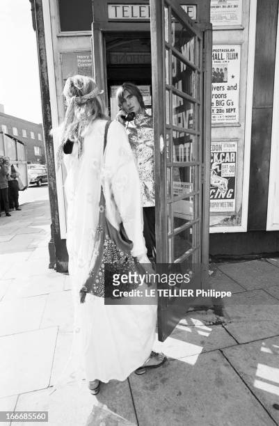 Jane Birkin And John Crittle In London. Angleterre, Londres, 28 septembre 1967, un couple de mannequins habillés à la mode hippie dans la rue,...