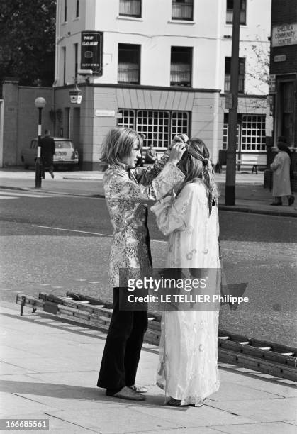 Jane Birkin And John Crittle In London. Angleterre, Londres, 28 septembre 1967, un couple de mannequins habillés à la mode hippie dans la rue,...