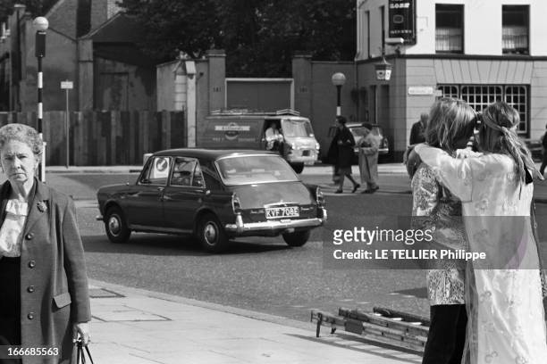 Jane Birkin And John Crittle In London. Angleterre, Londres, 28 septembre 1967, un couple de mannequins habillés à la mode hippie s'enlace dans la...