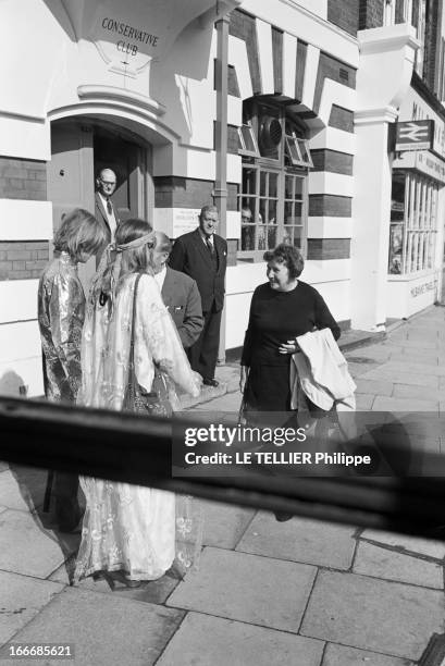 Jane Birkin And John Crittle In London. Angleterre, Londres, 28 septembre 1967, un couple de mannequins habillés à la mode hippie marchant dans la...