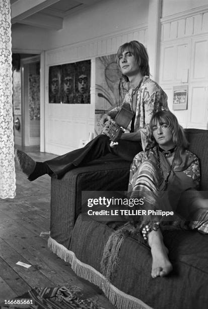 Jane Birkin And John Crittle In London. Angleterre, Londres, 28 septembre 1967, un couple de mannequins habillés à la mode hippie sont sur un canapé....