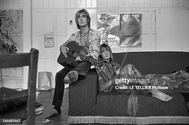 Jane Birkin And John Crittle In London. Angleterre, Londres, 28 septembre 1967, un couple de mannequins habillés à la mode hippie sont sur un canapé....