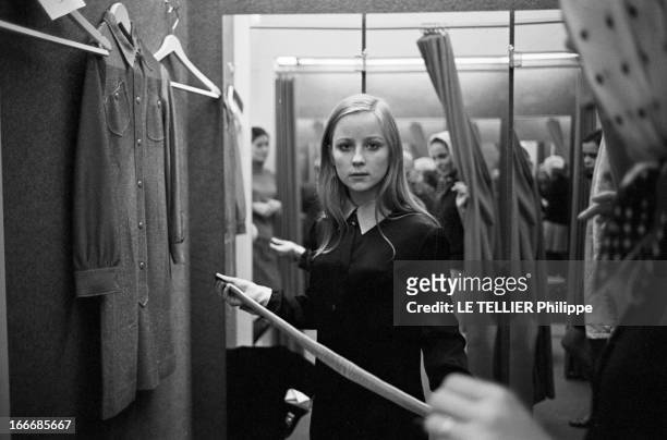 Rendezvous With Delphine Desyeux. 28 novembre 1967, Delphine DESYEUX est actrice, danseuse et chorégraphe française. Ici dans une cabine d'essayage,...