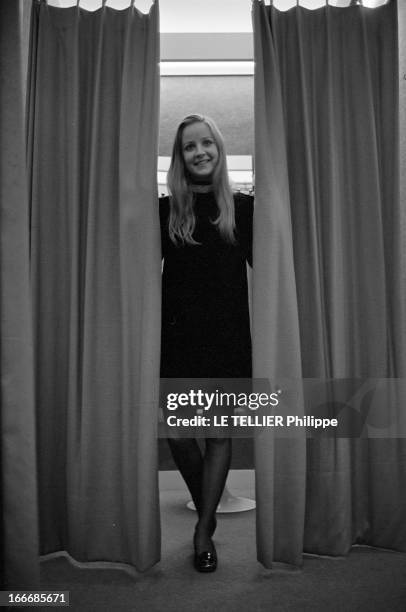 Rendezvous With Delphine Desyeux. 28 novembre 1967, Delphine DESYEUX est actrice, danseuse et chorégraphe française. Ici dans une cabine d'essayage,...