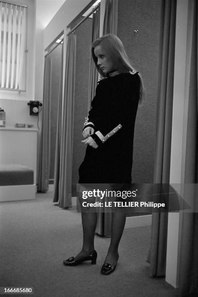 Rendezvous With Delphine Desyeux. 28 novembre 1967, Delphine DESYEUX est actrice, danseuse et chorégraphe française. Ici devant sa cabine d'essayage,...