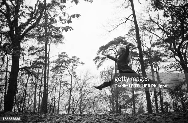 Rendezvous With Delphine Desyeux. 28 novembre 1967, Delphine DESYEUX est actrice, danseuse et chorégraphe française. Ici dans la forêt, elle saute en...