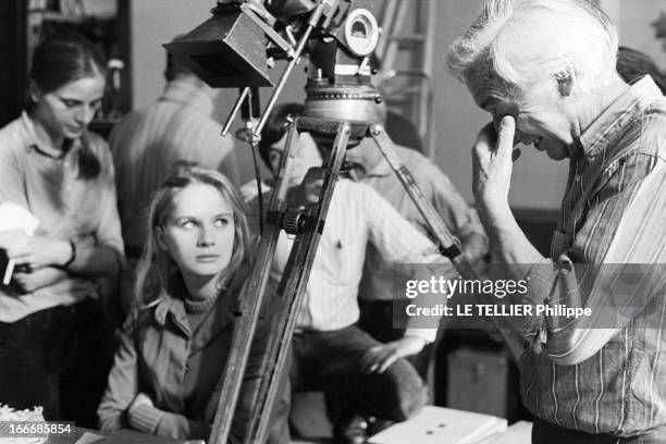 Shooting Of The Film 'Une Femme Douce' By Robert Bresson With Dominique Sanda. En novembre 1968, le réalisateur Robert BRESSON dirigeant l'actrice...