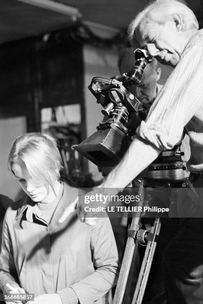 Shooting Of The Film 'Une Femme Douce' By Robert Bresson With Dominique Sanda. En novembre 1968, le réalisateur Robert BRESSON dirigeant l'actrice...