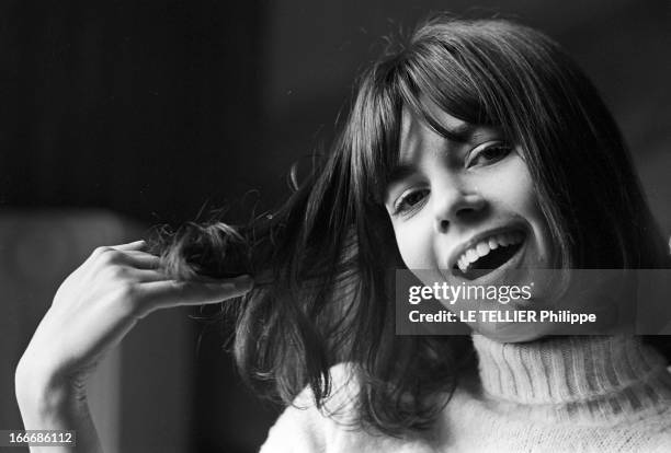 Shooting Of The Film 'Masculin Feminin' By Jean-Luc Godard. Le 23 novembre 1965, portrait souirant de l'actrice Chantal GOYA, en col roulé, tenant...