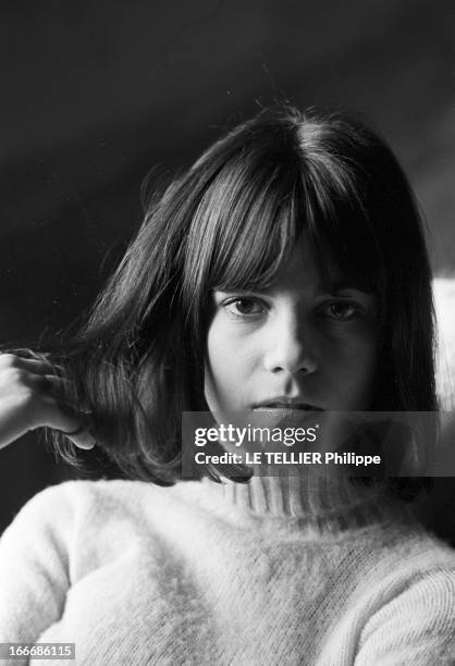 Shooting Of The Film 'Masculin Feminin' By Jean-Luc Godard. Le 23 novembre 1965, portrait de l'actrice Chantal GOYA, en col roulé, tenant une mèche...