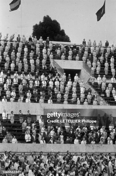 Shooting Of The Film 'The Games' By Michael Winner. Le 25 mars 1969, tournage du film 'Les jeux' réalisé par Michael WINNER : des mannequins dans un...